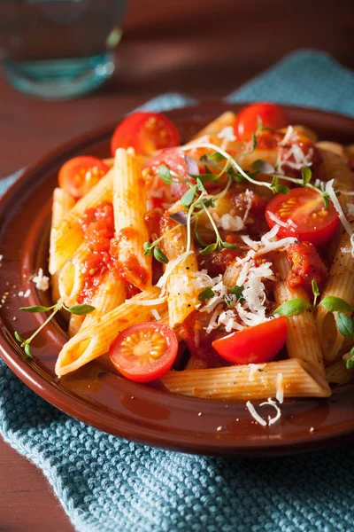 Pâtes végétariennes aux tomates parmesan thym — Photo