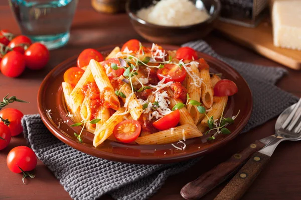 Pâtes végétariennes aux tomates parmesan thym — Photo