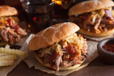 ev yapımı çekti domuz burger karamelize soğan ve Barbekü sos