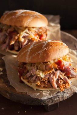 ev yapımı çekti domuz burger karamelize soğan ve Barbekü sos