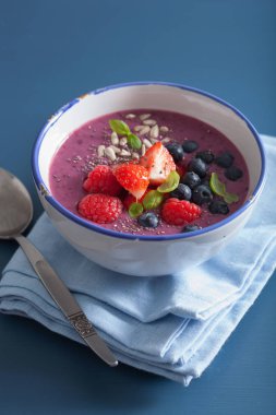 sağlıklı berry güler yüzlü kase çilek böğürtlen ahududu ile 