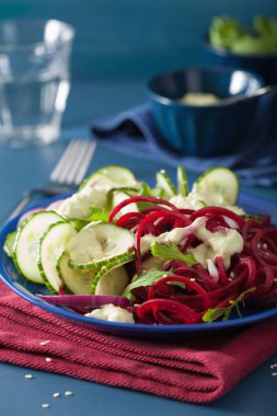 Avokado sosu, sağlık spiralized pancar ve salatalık salatası