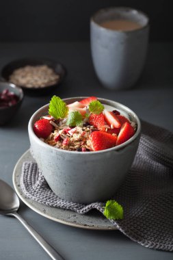 Granola ve tohum ve kahvaltı çilekli yoğurt