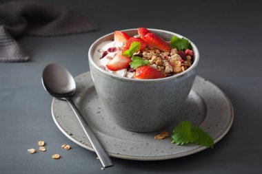 Granola ve tohum ve kahvaltı çilekli yoğurt