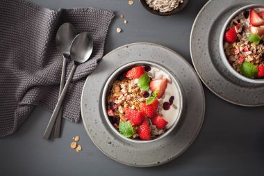 Granola ve tohum ve kahvaltı çilekli yoğurt