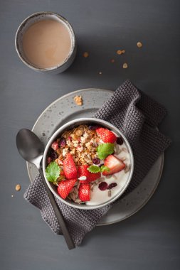 Granola ve tohum ve kahvaltı çilekli yoğurt