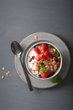 Granola ve tohum ve kahvaltı çilekli yoğurt
