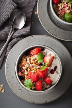 Granola ve tohum ve kahvaltı çilekli yoğurt