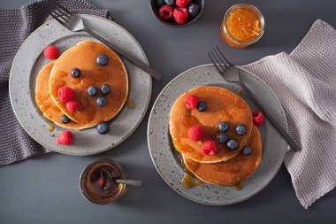 yaban mersini ahududu bal ve reçel Kahvaltıda krep