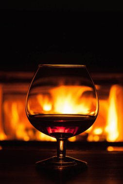 bir bardak konyak şömine önünde