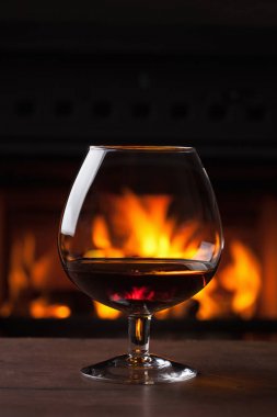 bir bardak konyak şömine önünde