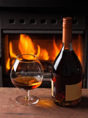 bir bardak konyak şömine önünde