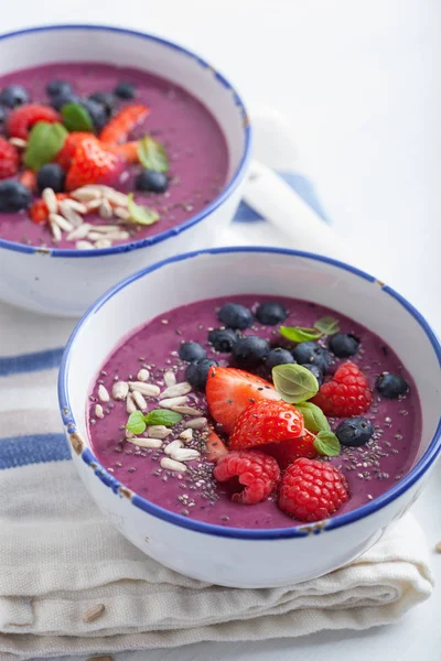 Friska berry smoothie bowl med jordgubbar blåbär hallon — Stockfoto