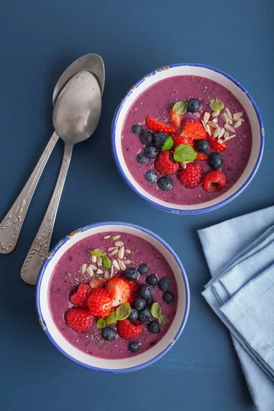 Gesunde Beeren-Smoothie-Schüssel mit Erdbeer-Himbeere — Stockfoto