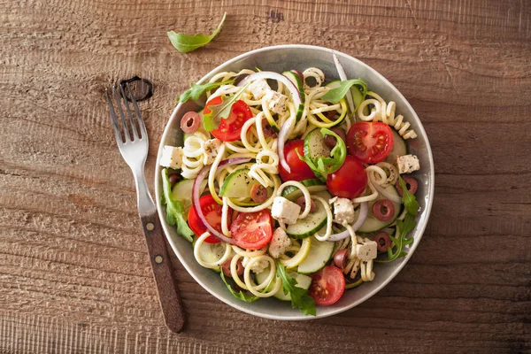 Salada de abobrinha em espiral estilo grego com azeitonas feta de tomate c — Fotografia de Stock