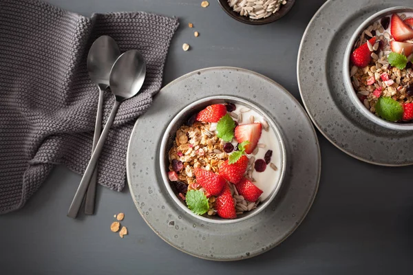 Müsli och yoghurt med frön och jordgubbar till frukost — Stockfoto