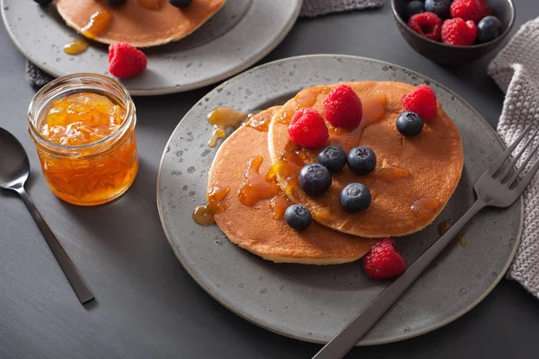 Блинчики с черничным малиновым медом и джемом на завтрак — стоковое фото