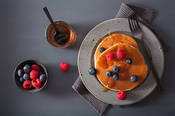 Pannkakor med blåbär hallon honung och sylt till frukost — Stockfoto