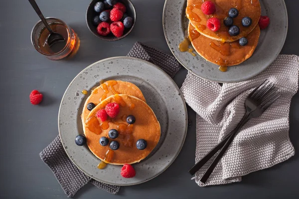 Pancake dengan madu blueberry raspberry dan selai untuk sarapan — Stok Foto