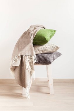 gri ve yeşil minderler, atmak. rahat ev