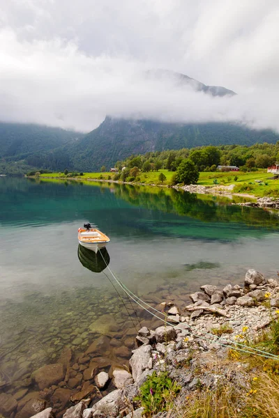 Bellissimo paesaggio lago e barca, Norvegia — Foto Stock