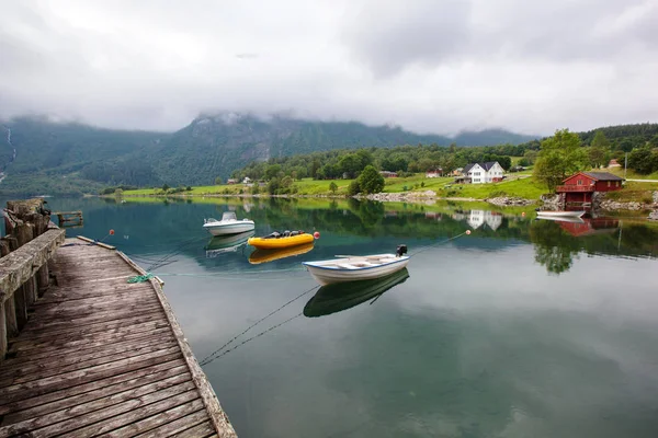 Bellissimo paesaggio lago e barca, Norvegia — Foto Stock