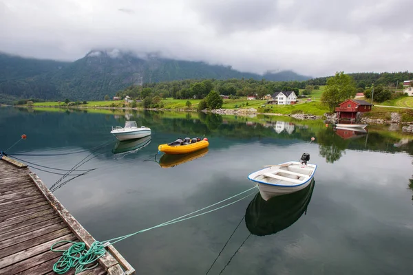 Bellissimo paesaggio lago e barca, Norvegia — Foto Stock