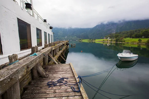 Bellissimo paesaggio lago e barca, Norvegia — Foto Stock