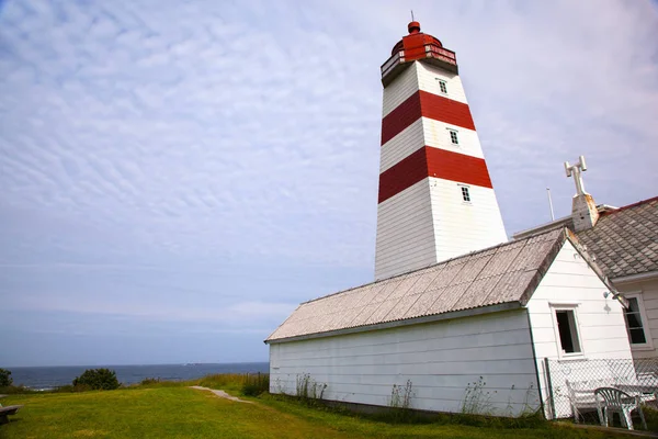 Farol de Alnes na ilha de Godoy perto de Alesund, Noruega — Fotografia de Stock