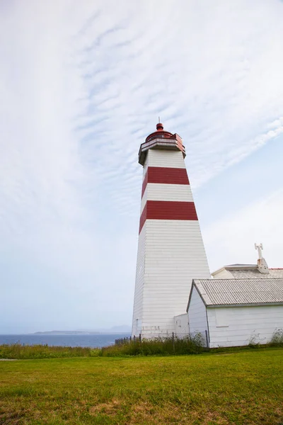 Farol de Alnes na ilha de Godoy perto de Alesund, Noruega — Fotografia de Stock