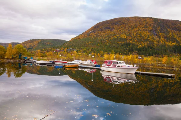 Hitra 島、ノルウェーの小さなマリーナの表示します。 — ストック写真