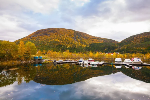 Zobacz na małej przystani na wyspie Hitra, Norwegia — Zdjęcie stockowe