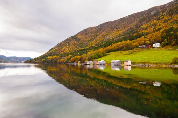 Autunno paesaggio rurale con case vicino al fiume, Norvegia — Foto Stock