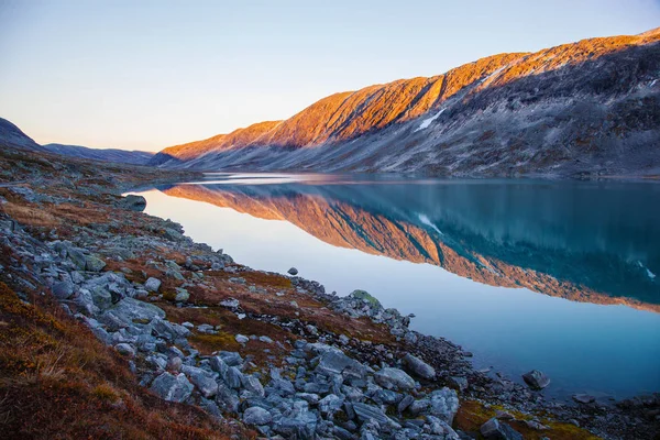Jezero v Gamle Strynefjellsvegen, turistické cesty, Norsko — Stock fotografie