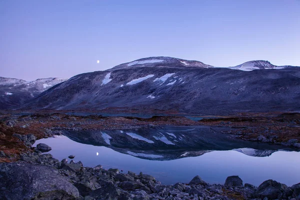 Sjön vid Gamle Strynefjellsvegen, National tourist road, Norge — Stockfoto