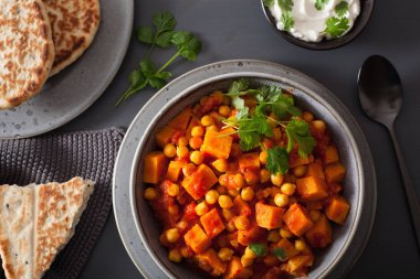 tatlı patates ve nohut naan ekmek ile köri