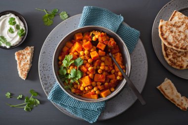 tatlı patates ve nohut naan ekmek ile köri