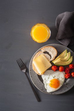 sahanda yumurta, avokado, domates sağlıklı kahvaltı için