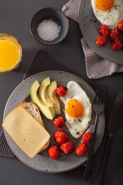 sahanda yumurta, avokado, domates sağlıklı kahvaltı için