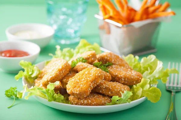 Nuggets de soja vegana y patatas fritas dulces comida saludable — Foto de Stock