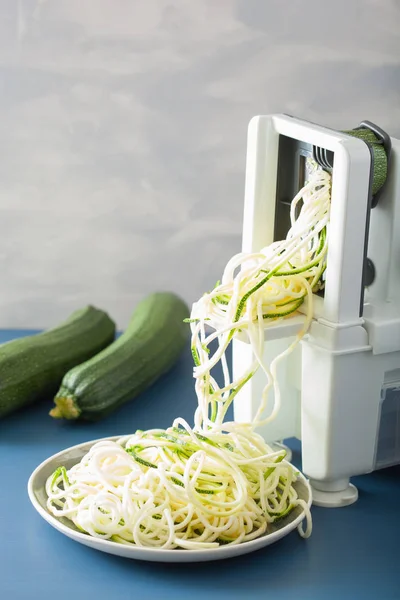 Спіральний кекс сирий овоч з спіралістом — стокове фото