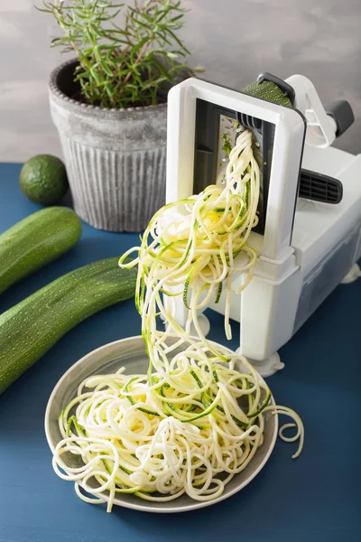 Kabak yaş sebze spiralizer ile spiralizing — Stok fotoğraf