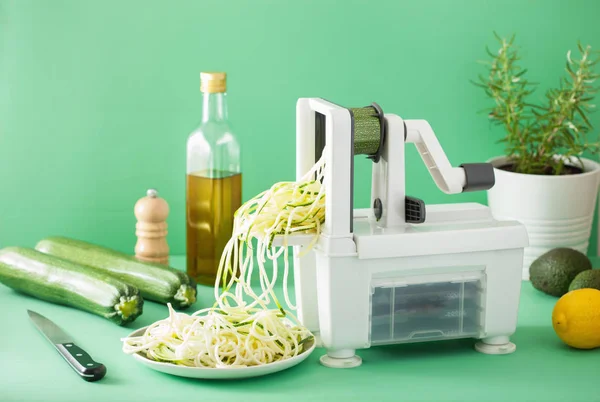 Spiralizer와 spiralizing 애호박 원시 야채 — 스톡 사진