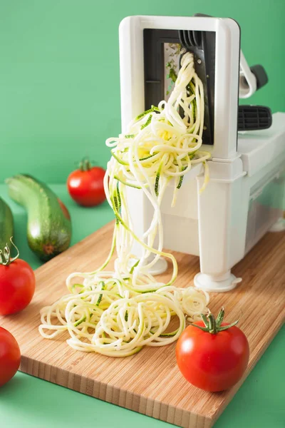 Kabak yaş sebze spiralizer ile spiralizing — Stok fotoğraf