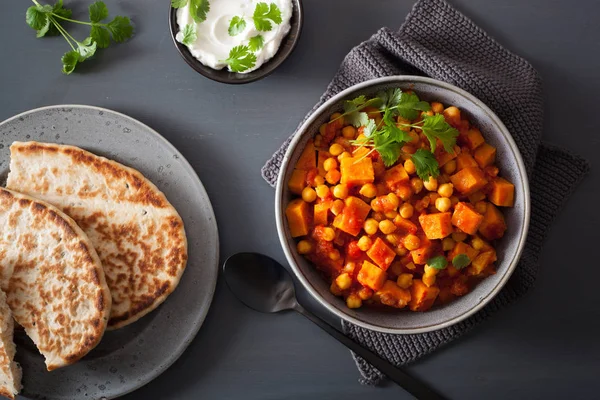 Batata doce e grão de bico curry com pão naan — Fotografia de Stock