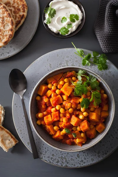 Batata doce e grão de bico curry com pão naan — Fotografia de Stock