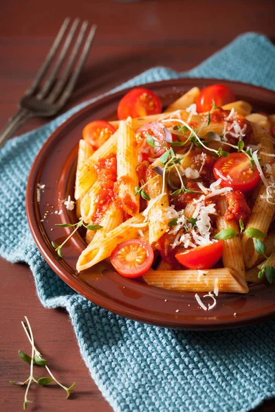 Penne vegetariane con timo di parmigiano ai pomodori — Foto Stock