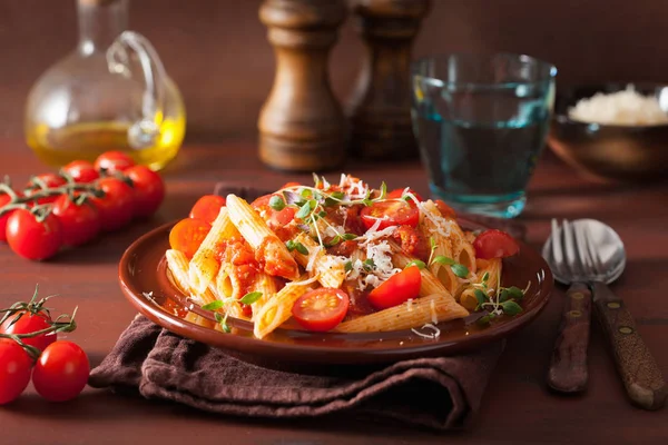 Penne těstoviny s rajčaty parmazán tymián vegetarián — Stock fotografie