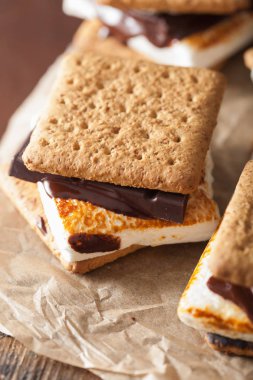 ev yapımı lokum şekerleme kraker çikolata ile