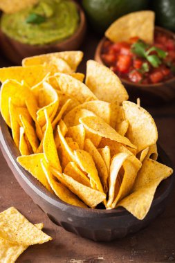Meksika Nacho tortilla cips, guacamole ve salsa daldırma